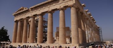 Un cuplu de turişti americani de origine greacă, agresat cu cuţitul la intrarea în Acropole, la Atena. Cuplul, spitalizat. Un grec de 60 de ani, cu probleme psihce, arestat