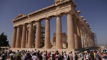 Un cuplu de turişti americani de origine greacă, agresat cu cuţitul la intrarea în Acropole, la Atena. Cuplul, spitalizat. Un grec de 60 de ani, cu probleme psihce, arestat