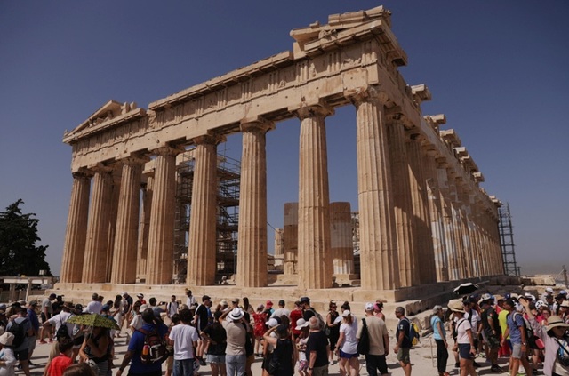 Un cuplu de turişti americani de origine greacă, agresat cu cuţitul la intrarea în Acropole, la Atena. Cuplul, spitalizat. Un grec de 60 de ani, cu probleme psihologice, arestat