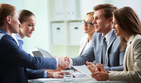 Analiză eJobs  – Mai puţine joburi noi pe piaţa muncii, în primul semestru, dar mai multe aplicări. Candidaţi entry – level, în topul recrutărilor. Retailul, cele mai multe aplicări