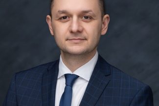 Directorul general al Electrica le cere companiilor din industrie să-şi mute producţia la prânz. Energie gratis, din august, timp de patru ore