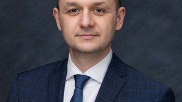 Directorul general al Electrica le cere companiilor din industrie să-şi mute producţia la prânz. Energie gratis, din august, timp de patru ore