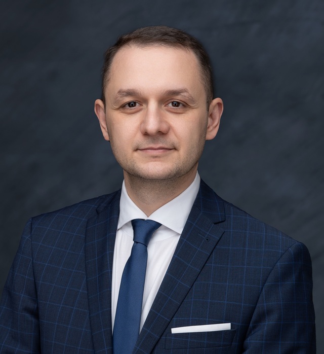 Directorul general al Electrica le cere companiilor din industrie să-şi mute producţia la prânz. Energie gratis, din august, timp de patru ore