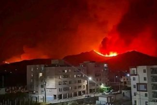 Şase morţi, peste 100 de arşi mutaţi de la un spital la altul şi 150 de locuinţe afectate de incendii în nord-estul Algeriei. Protecţia Civilă a înregistrat aproximativ 1.550 de incendii în ultimele 12 zile