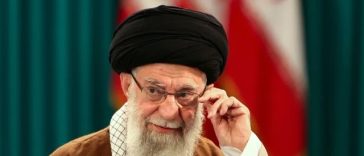 Teheranul, negru de lume la procesiunea funebră a lui Khamenei. Peste zece morţi şi peste 10.000 de răniţi în urma unor busculade. Milioane de participanţi, ca la funeraliile lui Khomeini în 1989