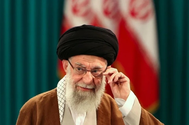 Teheranul, negru de lume la procesiunea funebră a lui Khamenei. Peste zece morţi şi peste 10.000 de răniţi în urma unor busculade. Milioane de participanţi, ca la funeraliile lui Khomeini în 1989
