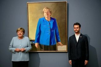 Merkel îşi dezvăluie portretul oficial de la sediul Cancelariei, la Berlin