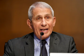 Dr. Anthony Fauci, celebru în perioada Covid, invocă al cincilea amendament al Constituţiei SUA şi refuză să răspundă la o audiere organizată în Senatul SUA. El şi senatorul republican Rand Paul se confruntă de mult timp pe tema originilor pandemiei