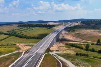 Asociaţia Pro Infrastructură solicită oficialilor CNAIR să deschidă circulaţia pe autostrada A3, între Poarta Sălajului şi Zimbor, până cel târziu la sfârşitul lunii iulie/ Reproşurile aduse companiei şi reprezentanţilor UMB – FOTO