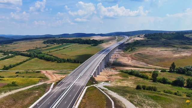 Asociaţia Pro Infrastructură solicită oficialilor CNAIR să deschidă circulaţia pe autostrada A3, între Poarta Sălajului şi Zimbor, până cel târziu la sfârşitul lunii iulie/ Reproşurile aduse companiei şi reprezentanţilor UMB – FOTO