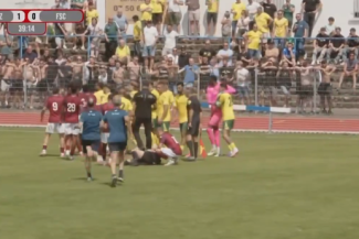 Incident la meciul amical Metz – Fortuna Sittard. O femeie arbitru a fost accidentată după ce a încercat să despartă jucătorii – VIDEO