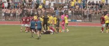 Incident la meciul amical Metz – Fortuna Sittard. O femeie arbitru a fost accidentată după ce a încercat să despartă jucătorii – VIDEO