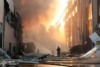 Atacul cu rachete balistice asupra Kievului s-a soldat cu cel puţin doi morţi. Ofensiva rusă asupra Kievului exploatează o vulnerabilitate a apărării aeriene a Ucrainei: nu mai are rachete Patriot în stocuri, potrivit presei