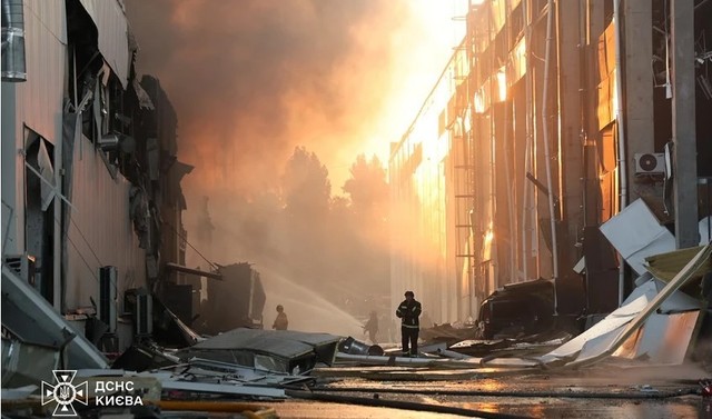 Atacul cu rachete balistice asupra Kievului s-a soldat cu cel puţin doi morţi. Ofensiva rusă asupra Kievului exploatează o vulnerabilitate a apărării aeriene a Ucrainei: nu mai are rachete Patriot în stocuri, potrivit presei