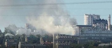 Ucraina a lovit în Rusia o rafinărie de petrol aflată la 1.300 de km distanţă şi o fabrică de componente pentru rachete, anunţă Zelenski. Două poduri şi un hangar de avioane, atacate în regiunile ucrainene ocupate de ruşi