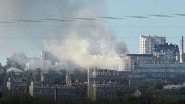 Ucraina a lovit în Rusia o rafinărie de petrol aflată la 1.300 de km distanţă şi o fabrică de componente pentru rachete, anunţă Zelenski. Două poduri şi un hangar de avioane, atacate în regiunile ucrainene ocupate de ruşi