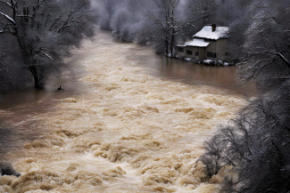 Cod roşu de inundaţii şi viituri rapide, la noapte, în judeţele Dâmboviţa şi Prahova/ Alte judeţe din ţară, sub avertizare Cod portocaliu/ Recomandările specialiştilor