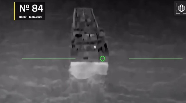 Rusia susţine că Ucraina a lovit un petrolier rus în Marea Azov. Kievul publică imagini în care se vede distrugerea a 14 nave ruseşti – VIDEO