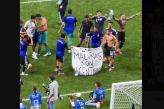 Jucătorii argentinieni au desfăşurat după meciul cu Anglia un banner politic pe care scria „Insulele Falkland sunt argentiniene” – VIDEO