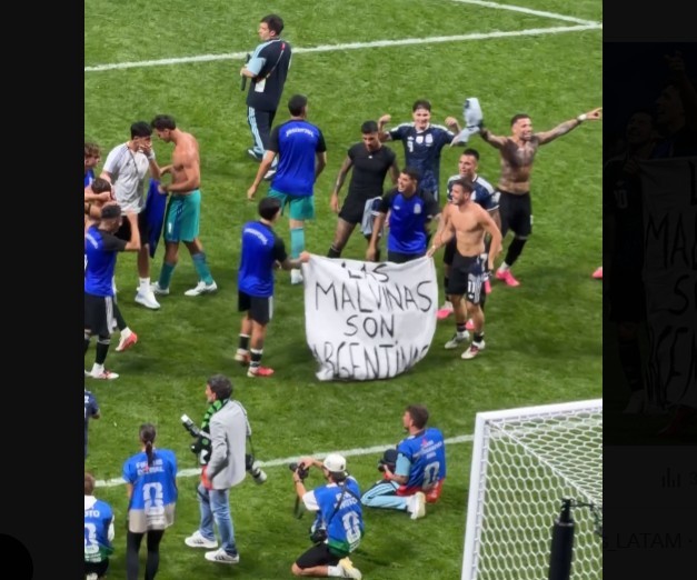 Jucătorii argentinieni au desfăşurat după meciul cu Anglia un banner politic pe care scria „Insulele Falkland sunt argentiniene” – VIDEO