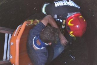 Bărbat salvat de pompierii bihoreni dintr-o fântână adâncă de cinci metri, aflată pe marginea unui drum – FOTO