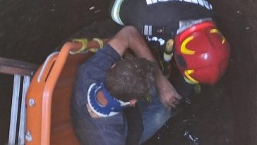 Bărbat salvat de pompierii bihoreni dintr-o fântână adâncă de cinci metri, aflată pe marginea unui drum – FOTO