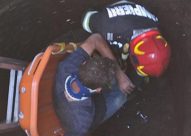 Bărbat salvat de pompierii bihoreni dintr-o fântână adâncă de cinci metri, aflată pe marginea unui drum – FOTO