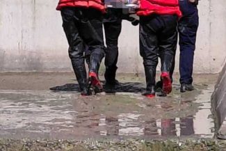 Neamţ: Bărbat salvat după ce a căzut de pe un pod în râul Moldova, în zona microhidrocentralei din Roman/ El a fost scos din apă de un alt bărbat aflat în zonă, ulterior fiind dus la spital, semiconştient şi cu traumatisme