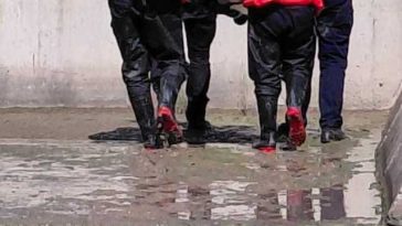 Neamţ: Bărbat salvat după ce a căzut de pe un pod în râul Moldova, în zona microhidrocentralei din Roman/ El a fost scos din apă de un alt bărbat aflat în zonă, ulterior fiind dus la spital, semiconştient şi cu traumatisme