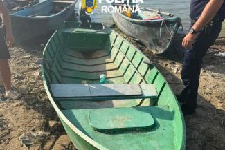 Galaţi: Percheziţii la locuinţele unui bărbat acuzat că a exploatat o navă neînregistrată, a arborat fără drept pavilionul românesc şi a pescuit fără autorizaţie sau licenţă pentru astfel de activitate comercială – FOTO