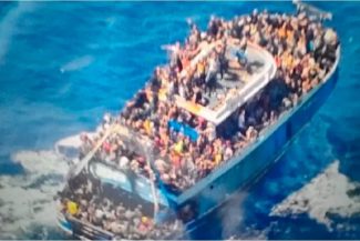128 de migranţi au traversat Canalul Mânecii la bordul aceleiaşi ambarcaţiuni, un record potrivit presei britanice