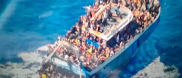 128 de migranţi au traversat Canalul Mânecii la bordul aceleiaşi ambarcaţiuni, un record potrivit presei britanice