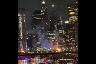 Incendiu pe Podul Brooklyn din New York în timpul spectacolului de artificii – VIDEO