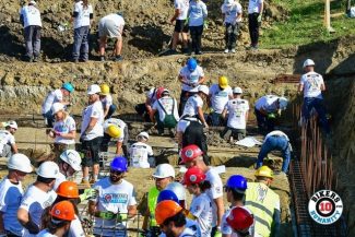 Mai mult de 365 de voluntari Bikers for Humanity au început construcţia Centrului Terapeutic pentru Copiii cu Autism în satul Farcaş