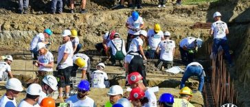 Mai mult de 365 de voluntari Bikers for Humanity au început construcţia Centrului Terapeutic pentru Copiii cu Autism în satul Farcaş