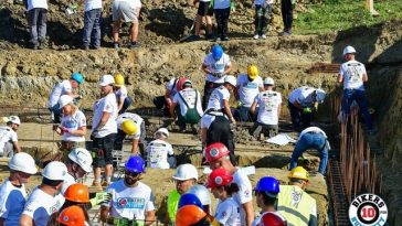 Mai mult de 365 de voluntari Bikers for Humanity au început construcţia Centrului Terapeutic pentru Copiii cu Autism în satul Farcaş