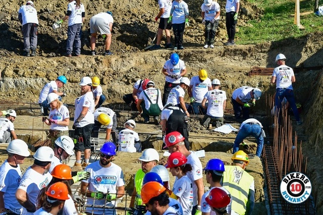 Mai mult de 365 de voluntari Bikers for Humanity au început construcţia Centrului Terapeutic pentru Copiii cu Autism în satul Farcaş
