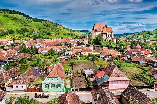 Colinele Transilvaniei – 20 de evenimente dedicate gastronomiei, patrimoniului, artelor şi turismului activ/ Programe organizate în sate, biserici fortificate, gospodării, cetăţi