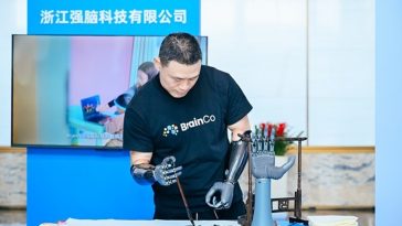 China mizează pe dispozitive purtabile în cursa pentru tehnologia care conectează creierul la computere, în timp ce Neuralink dezvoltă implanturi cerebrale