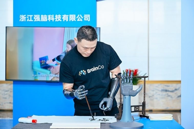 China mizează pe dispozitive purtabile în cursa pentru tehnologia care conectează creierul la computere, în timp ce Neuralink dezvoltă implanturi cerebrale