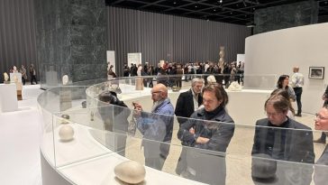 Cum este expusă sculptura lui Brâncuşi în muzee, tema unei prelegeri la Neue Nationalgalerie din Berlin