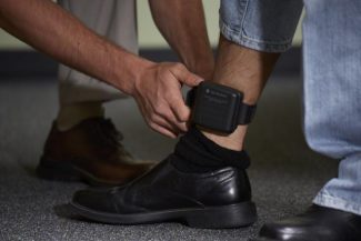 Poliţiştii din Mehedinţi caută un bărbat care a distrus brăţara de monitorizare şi a fugit de la domiciliu / El era sub control judiciar pentru trafic de droguri