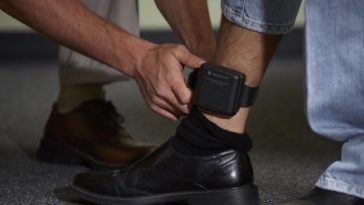 Poliţiştii din Mehedinţi caută un bărbat care a distrus brăţara de monitorizare şi a fugit de la domiciliu / El era sub control judiciar pentru trafic de droguri