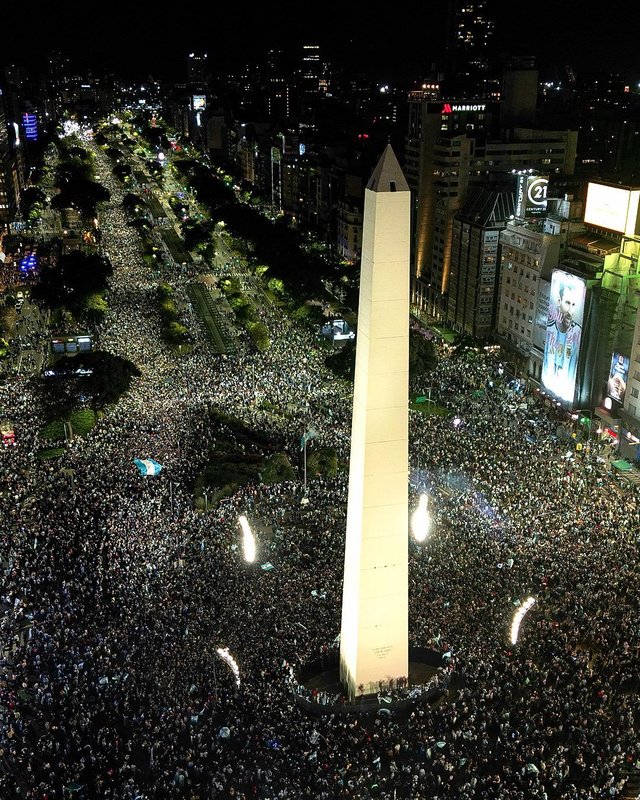 Zeci de mii de suporteri argentinieni au sărbătorit la Buenos Aires calificarea echipei lor finala Cupei Mondiale – VIDEO