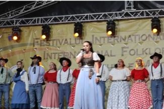 Festivalul Internaţional de Folclor de la Buzău – Americanii au cucerit inimile buzoienilor după ce şi-au încheiat recitalul cu piesa „Doamne, ocroteşte-i pe români”, cântată în limba română – FOTO, VIDEO