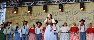 Festivalul Internaţional de Folclor de la Buzău – Americanii au cucerit inimile buzoienilor după ce şi-au încheiat recitalul cu piesa „Doamne, ocroteşte-i pe români”, cântată în limba română – FOTO, VIDEO