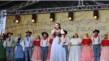 Festivalul Internaţional de Folclor de la Buzău – Americanii au cucerit inimile buzoienilor după ce şi-au încheiat recitalul cu piesa „Doamne, ocroteşte-i pe români”, cântată în limba română – FOTO, VIDEO