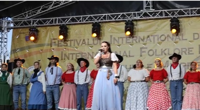 Festivalul Internaţional de Folclor de la Buzău – Americanii au cucerit inimile buzoienilor după ce şi-au încheiat recitalul cu piesa „Doamne, ocroteşte-i pe români”, cântată în limba română – FOTO, VIDEO