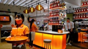 Campari intensifică lupta împotriva imitaţiilor de Aperol, pe fondul creşterii pieţei cocktailurilor spritz