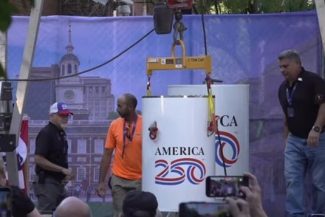 O capsulă a timpului care conţine un diamant, puţin nisip şi o previziune a viitorului realizată de AI, îngropată în Philadelphia / Ea ar urma să fie deschisă în 2276 – VIDEO